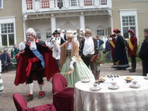 Kuningas ja vieraita aikamatkoilla.
kuva SS