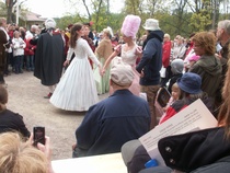 Tanssia aikamatkoilla.
kuva IN