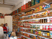 Kahvion suurenmoiset kokoelmat vanhoja kahvipakkauksia.