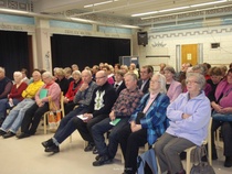 Kerholaiset keskittyneet kuunteluun.
kuva IN